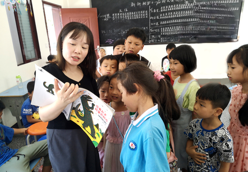 【关注与关心】学院教师为新桥村儿童阅读绘本