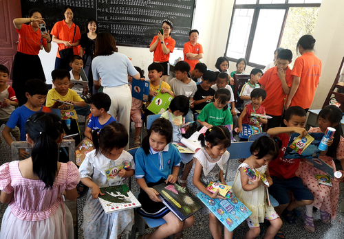 【关注与关心】学院教师为新桥村儿童送来儿童绘本